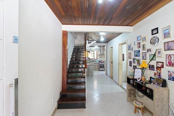 Casa em Porto Alegre, no bairro Serraria, com 3 dormitório(s), e 3 banheiros, à venda.