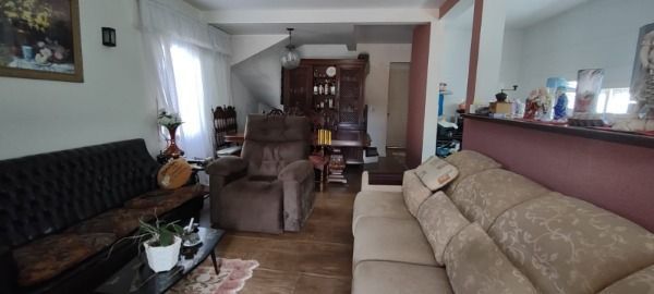 Casa em Porto Alegre, no bairro Guarujá, com 3 dormitório(s), e 3 banheiros, à venda.