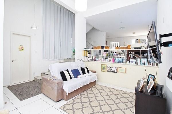 Casa em Porto Alegre, no bairro Aberta dos Morros, com 3 dormitório(s), e 3 banheiros, à venda.