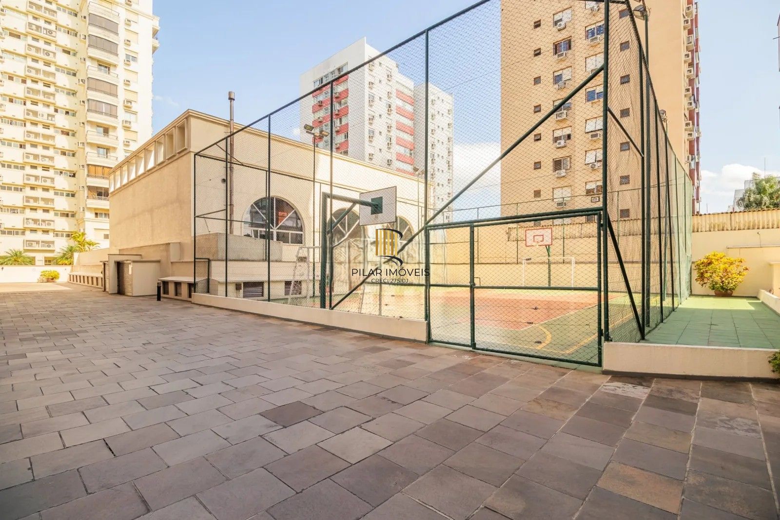 Belíssima cobertura duplex, com 262m2, 3 dormitórios e 2 vagas de garagem.