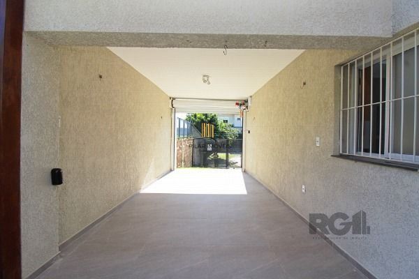 Casa em Porto Alegre, no bairro Espírito Santo, com 3 dormitório(s), e 3 banheiros, à venda.