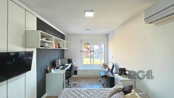 Casa em Porto Alegre, no bairro Hípica, com 3 dormitório(s), e 3 banheiros, à venda.