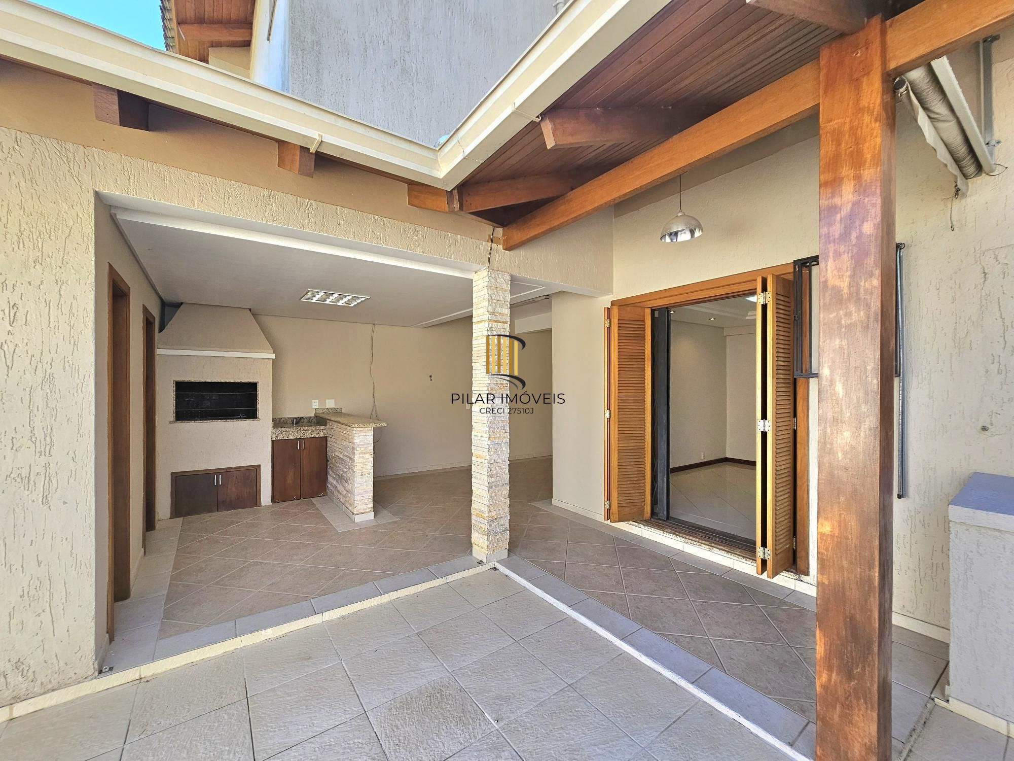 Sobrado 3 dormitórios com lareira, churrasqueira, piscina, 4 vagas garagem com 196,00m² de área construída no bairro Hípica !