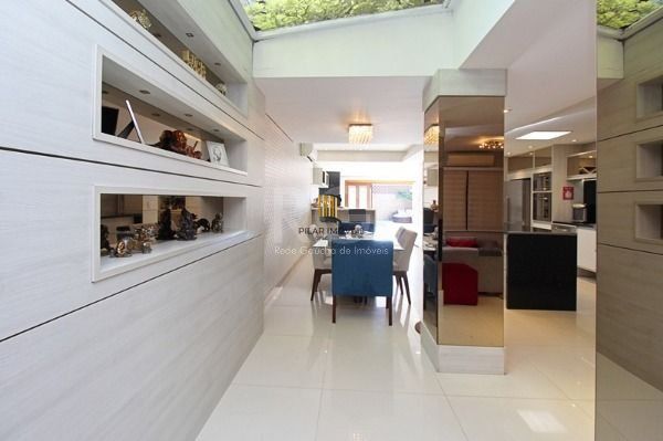 Casa em Porto Alegre, no bairro Ipanema, com 4 dormitório(s), e 4 banheiros, à venda.
