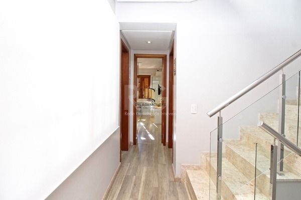 Casa em Porto Alegre, no bairro Ipanema, com 4 dormitório(s), e 4 banheiros, à venda.