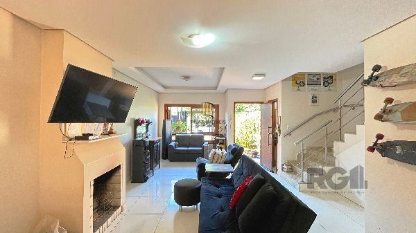 Casa em Porto Alegre, no bairro Hípica, com 3 dormitório(s), e 3 banheiros, à venda.