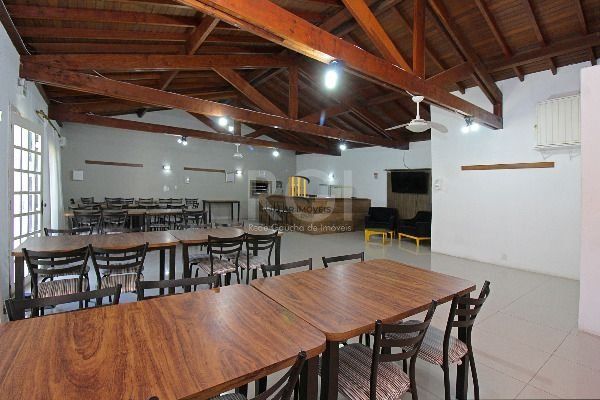Casa em Porto Alegre, no bairro Ipanema, com 3 dormitório(s), e 3 banheiros, à venda.