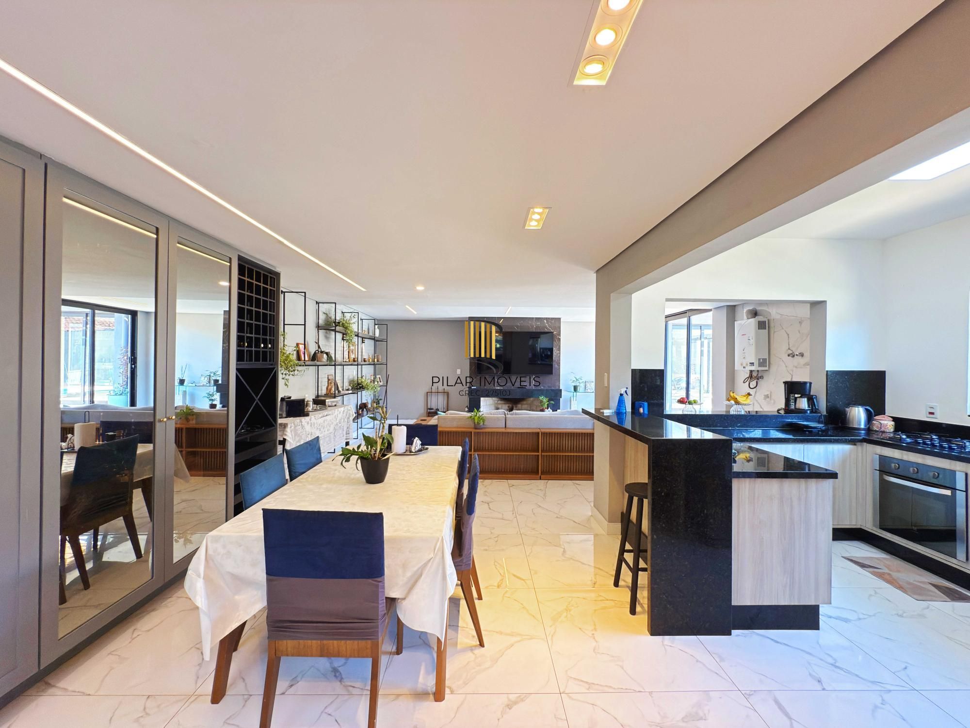 Em busca de uma casa espaçosa e cheia de comodidades no bairro Hípica