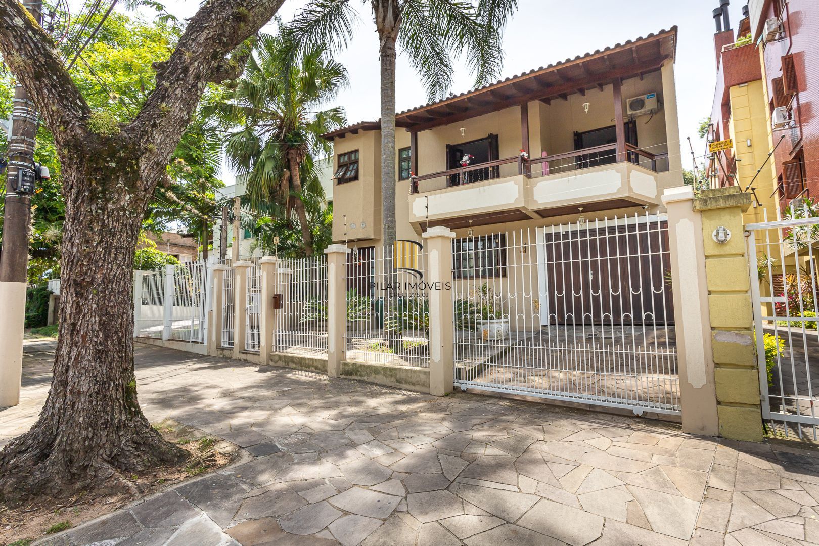 Casa de 272m², 4 dormitórios, 2 suítes e 4 vagas de garagem, no bairro Ipanema, próxima à orla do Guaíba.