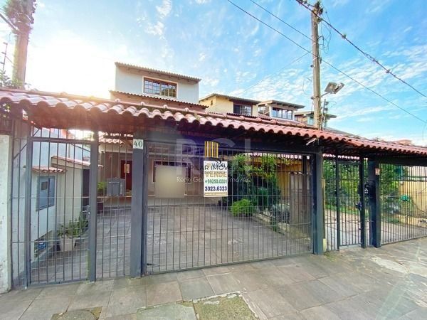 Casa em Porto Alegre, no bairro Ipanema, com 4 dormitório(s), e 4 banheiros, à venda.