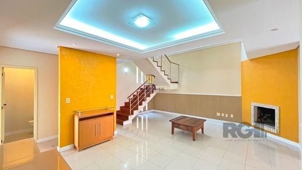 Casa em Porto Alegre, no bairro Nonoai, com 4 dormitório(s), à venda.