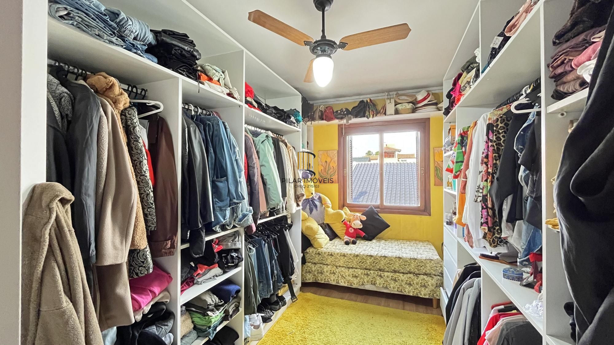 Casa em Porto Alegre, no bairro Hípica, com 3 dormitório(s), e 3 banheiros, à venda.