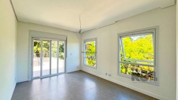 Casa em Porto Alegre, no bairro Jardim Isabel, com 3 dormitório(s), e 3 banheiros, à venda.