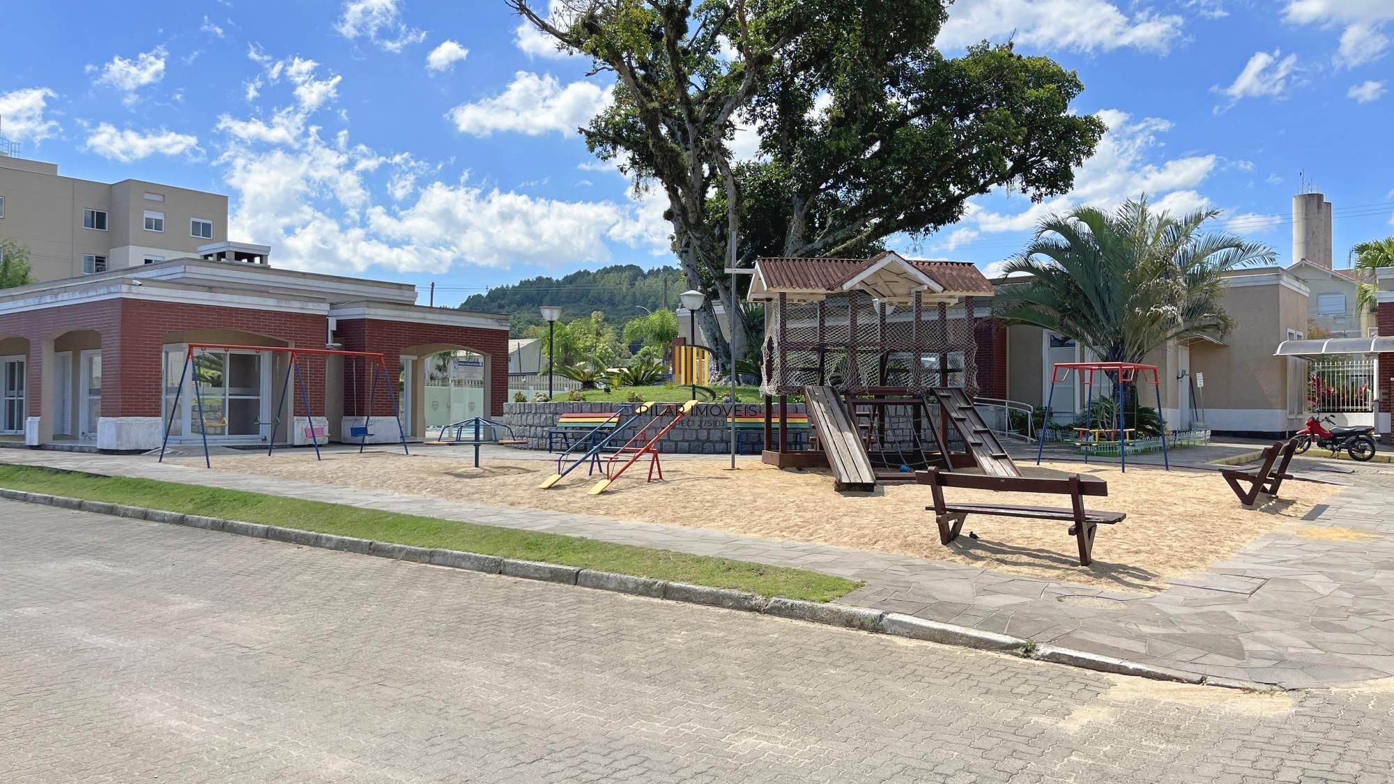 Casa 2 dormitórios em condomínio, semi mobiliada, vaga coberta para 2 carros, lareira e pátio com churrasqueira. Condomínio com infra de lazer completo. Próximo ao comércio e todas as conveniências do bairro.