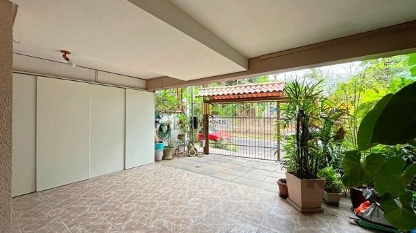 Casa em Porto Alegre, no bairro Guarujá, com 3 dormitório(s), e 3 banheiros, à venda.