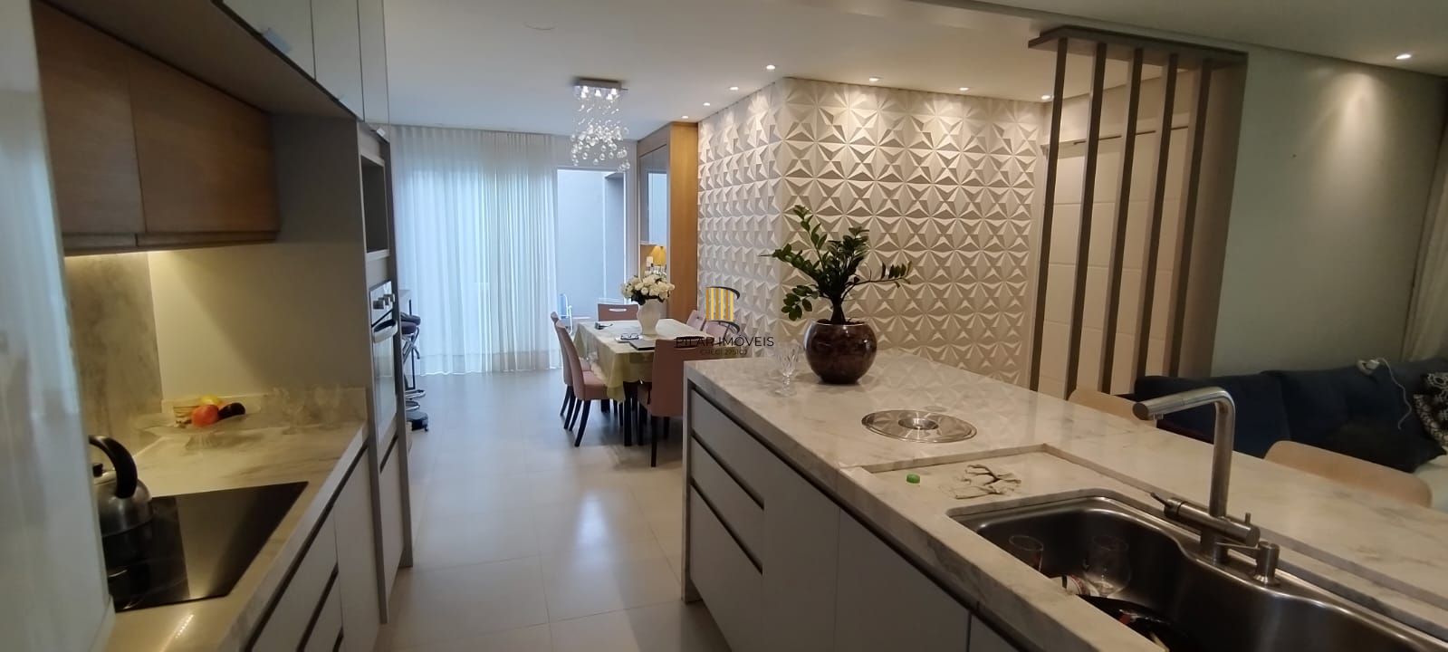 Casa térrea em condomínio fechado com 3 suítes, mobiliada, pátio , 168 m² privativos