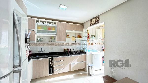 Casa Condominio em Porto Alegre, no bairro Vila Nova, com 3 dormitório(s), e 3 banheiros, à venda.