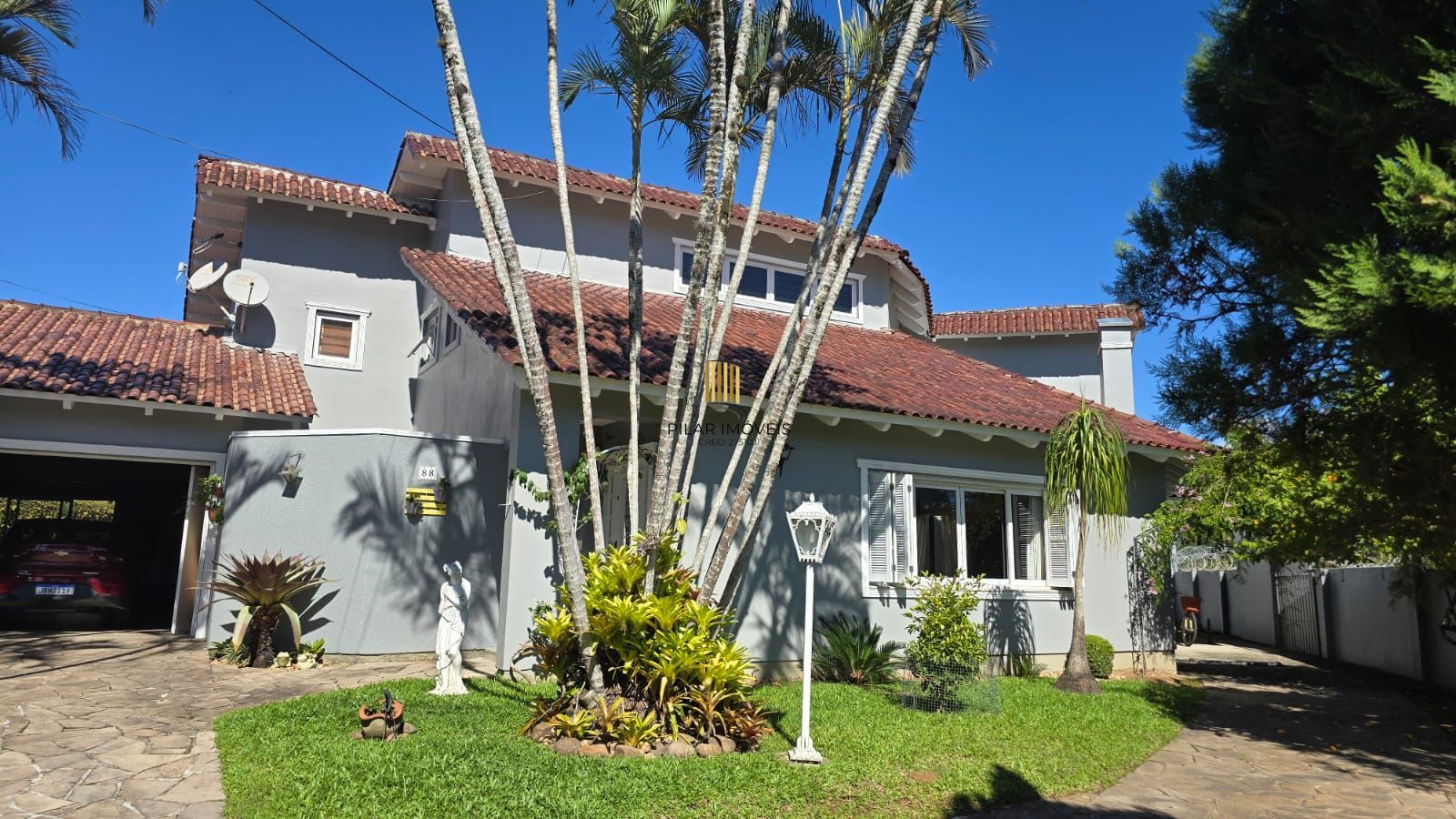 Casa em Porto Alegre, no bairro Ipanema, com 3 dormitório(s), à venda.