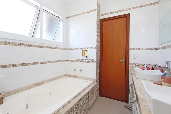 Casa para Venda - 236m², 5 dormitórios, sendo 4 suites, 2 vagas - Lagos De Nova Ipanema