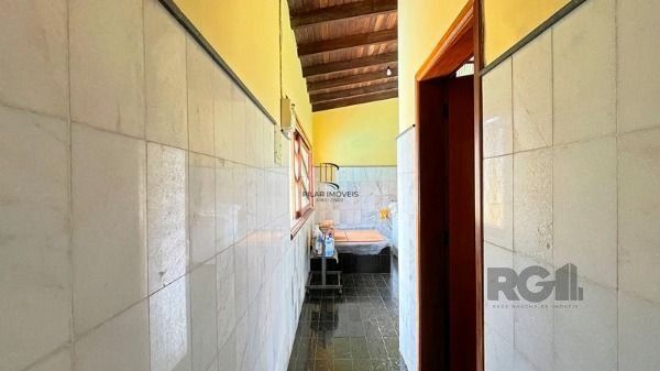 Casa em Porto Alegre, no bairro Guarujá, com 5 dormitório(s), e 5 banheiros, à venda.
