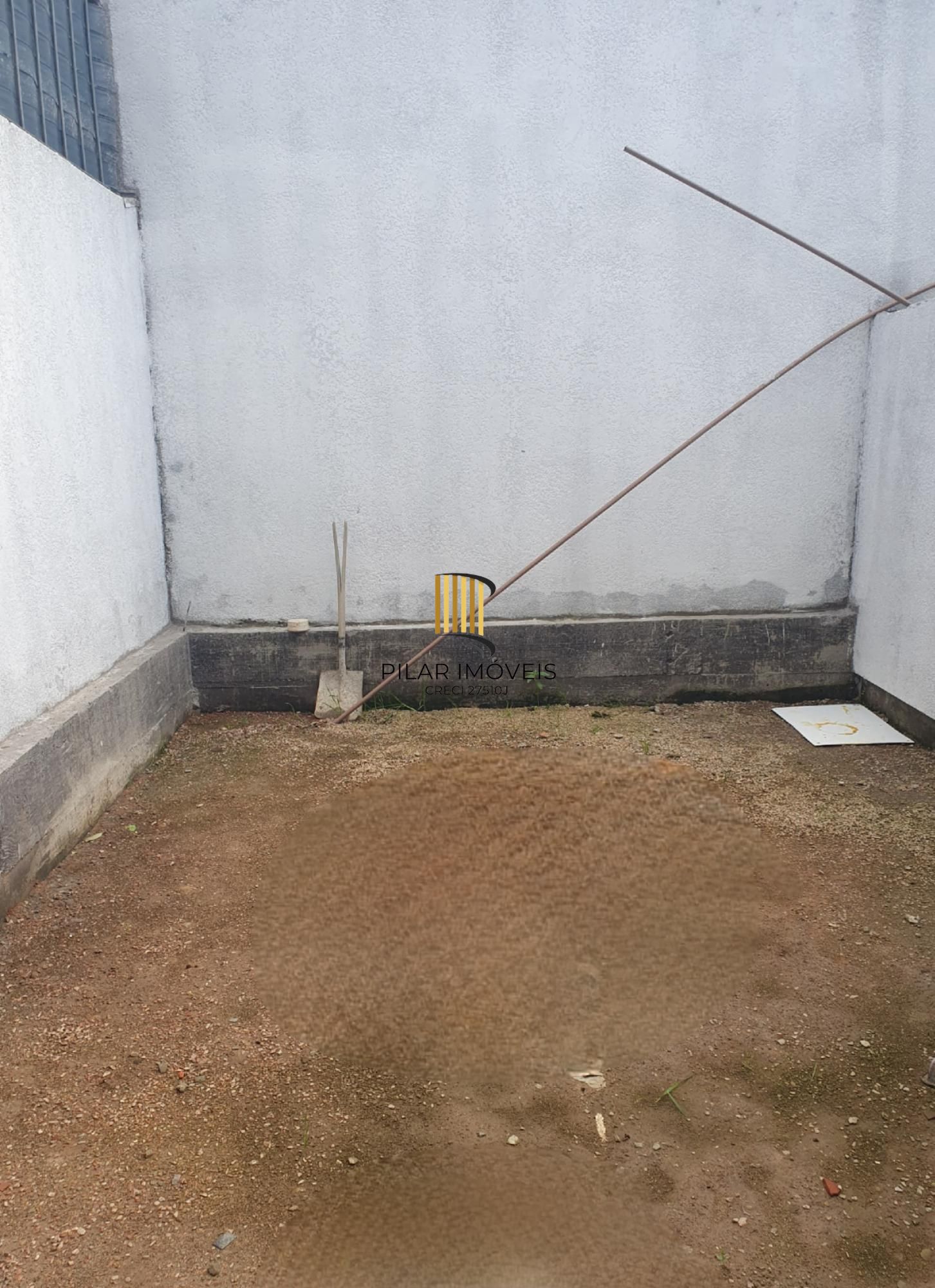 Casa em Porto Alegre, no bairro Hípica, com 2 dormitório(s), e 2 banheiros, à venda.