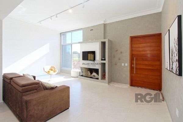 Casa em Porto Alegre, no bairro Espírito Santo, com 3 dormitório(s), e 3 banheiros, à venda.