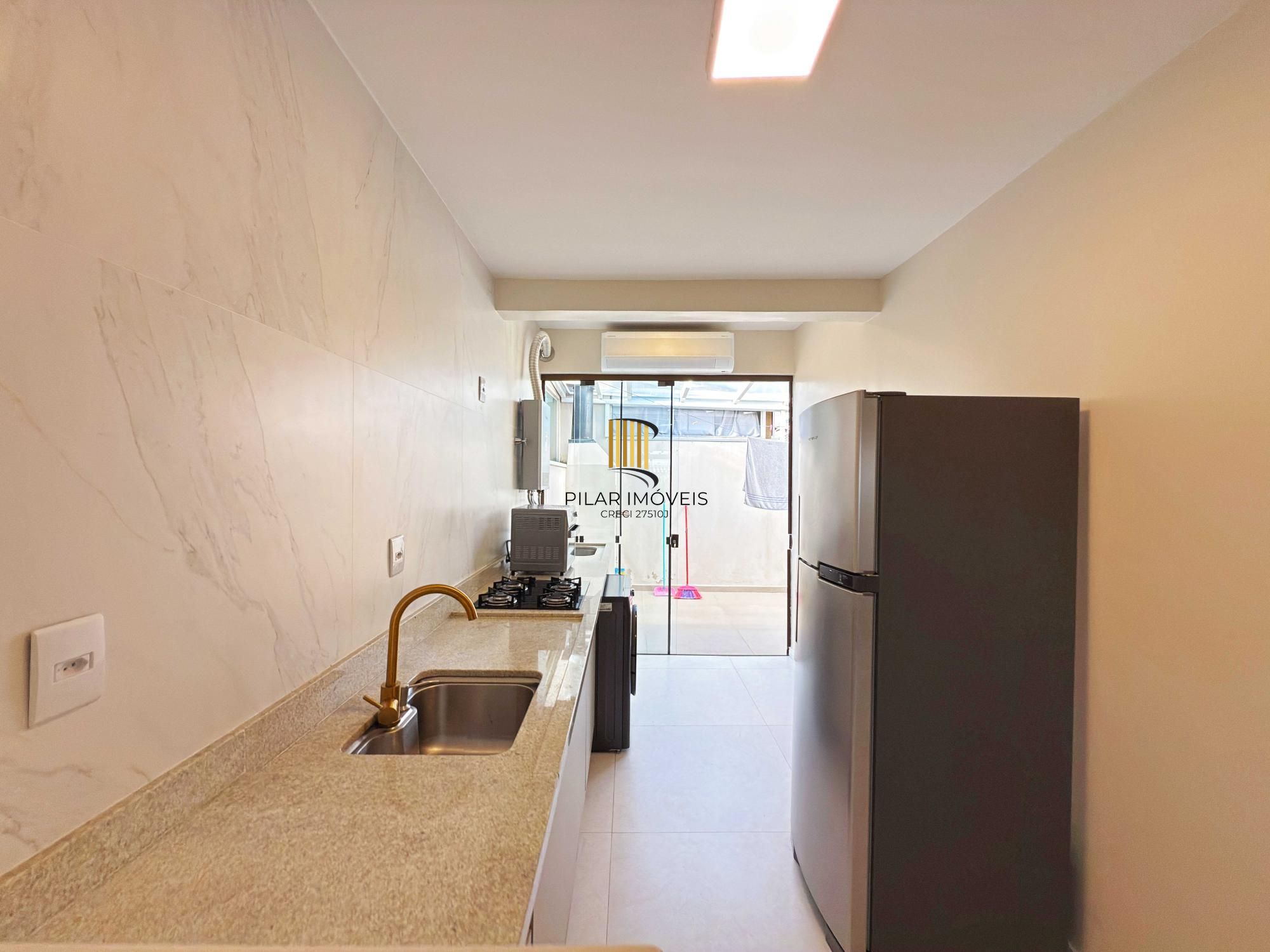 Excelente residência térrea totalmente reformada em condomínio fechado com 2 dormitórios e 2 vagas de garagens