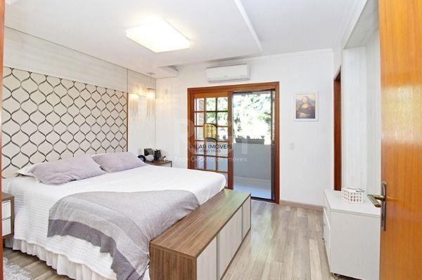 Casa em Porto Alegre, no bairro Ipanema, com 4 dormitório(s), e 4 banheiros, à venda.