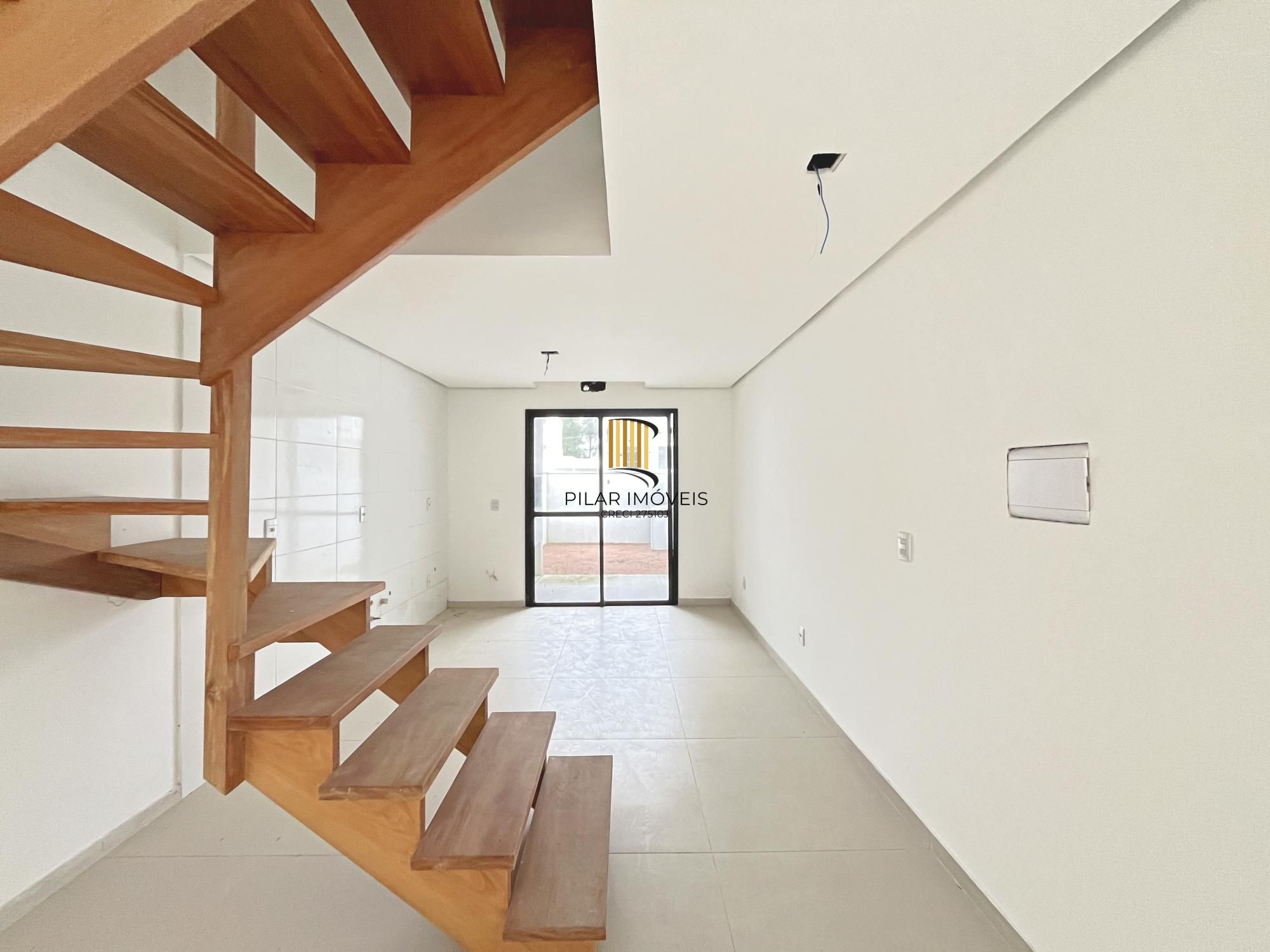 Casa em Porto Alegre, no bairro Hípica, com 2 dormitório(s), e 2 banheiros, à venda.