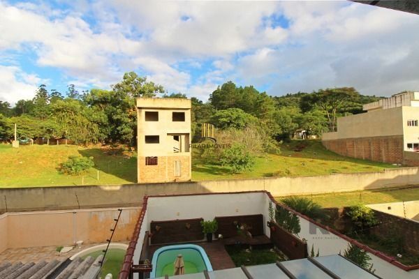 Casa em Porto Alegre, no bairro Campo Novo, com 3 dormitório(s), e 3 banheiros, à venda.