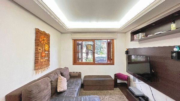 Casa em Porto Alegre, no bairro Hípica, com 3 dormitório(s), e 3 banheiros, à venda.