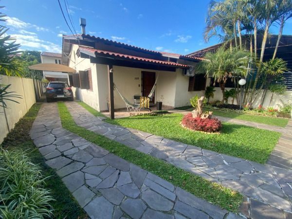 Casa para Venda - 300m², 2 dormitórios, sendo 1 suites, 2 vagas - Urubatã