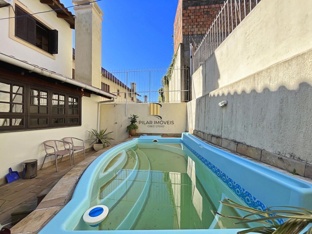 Ótima residência com 3 dormitórios, sendo 1 suíte, lareira e piscina.