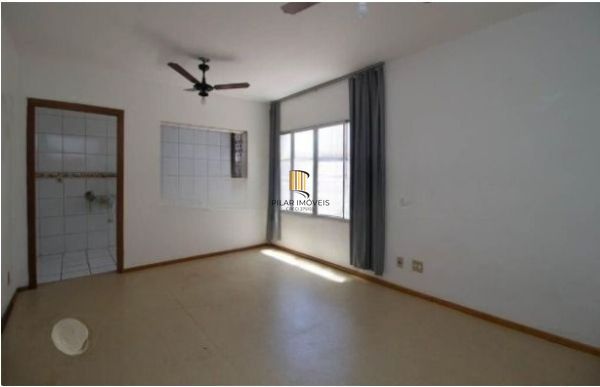Apartamento JK em Porto Alegre, no bairro Medianeira, com 1 dormitório(s), e 1 banheiros, à venda.