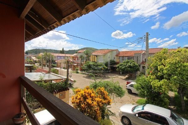 Casa em Porto Alegre, no bairro Hípica, com 2 dormitório(s), e 2 banheiros, à venda.