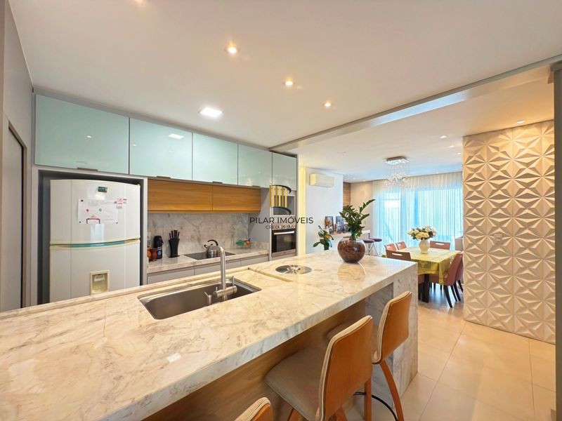 Casa térrea em condomínio fechado com 3 suítes.