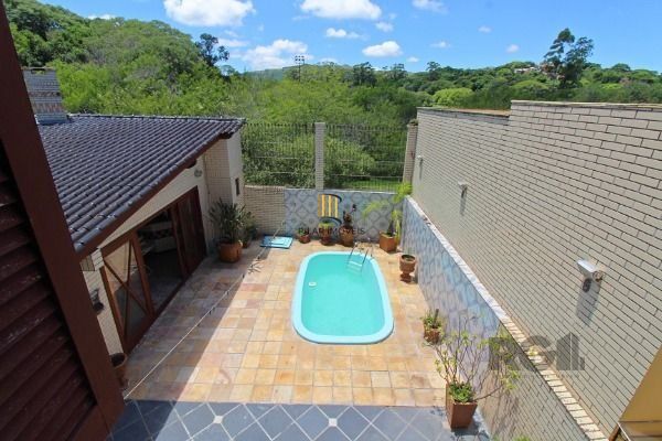 Casa em Porto Alegre, no bairro Ipanema, com 3 dormitório(s), e 3 banheiros, à venda.