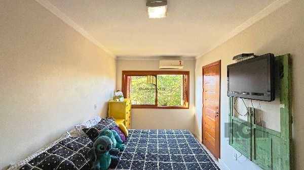 Casa em Porto Alegre, no bairro Hípica, com 3 dormitório(s), e 3 banheiros, à venda.