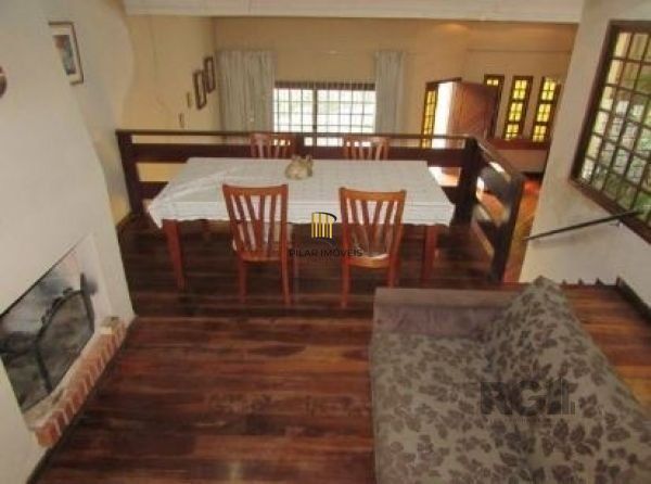 Casa em Porto Alegre, no bairro Nonoai, com 4 dormitório(s), e 4 banheiros, à venda.