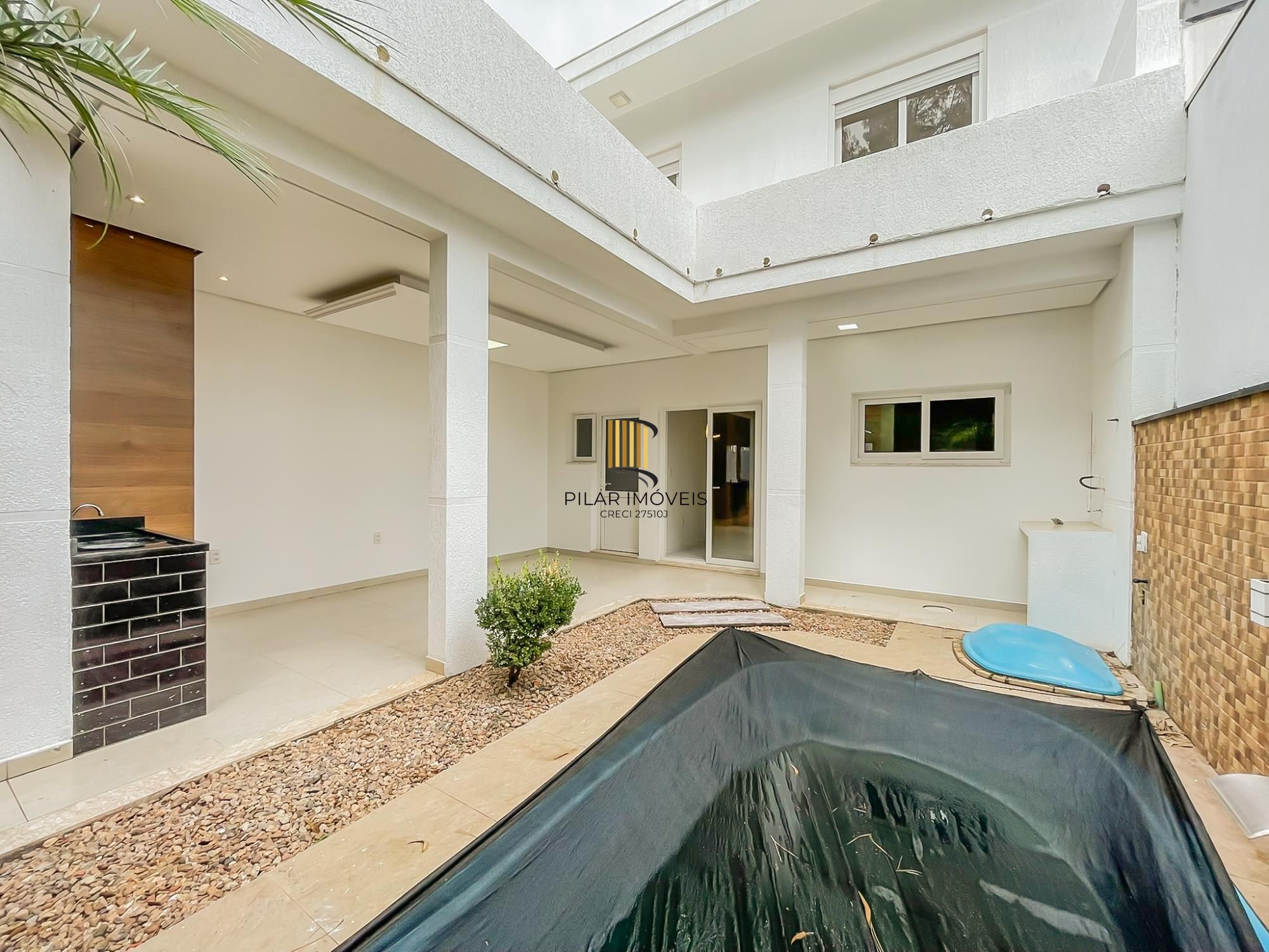 Casa ampla com piscina e suíte diferenciada em condomínio no Lagos de Ipanema zona Sul de Porto Alegre !