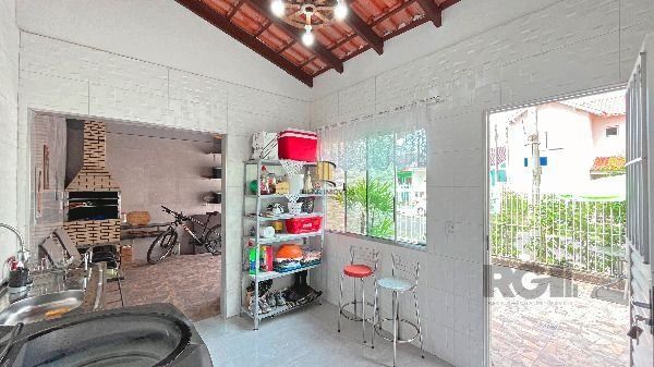 Casa em Porto Alegre, no bairro Hípica, com 2 dormitório(s), e 2 banheiros, à venda.