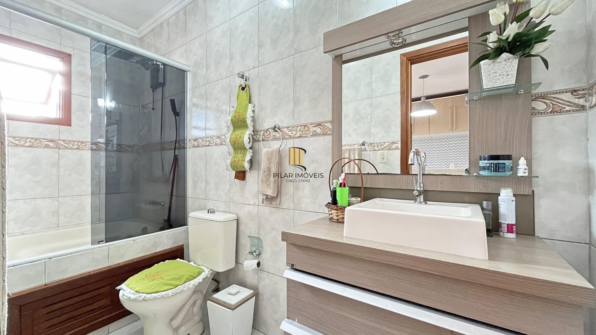 Casa em Porto Alegre, no bairro Hípica, com 3 dormitório(s), e 3 banheiros, à venda.