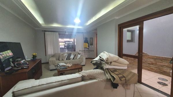 Casa em Porto Alegre, no bairro Ipanema, com 3 dormitório(s), e 3 banheiros, à venda.
