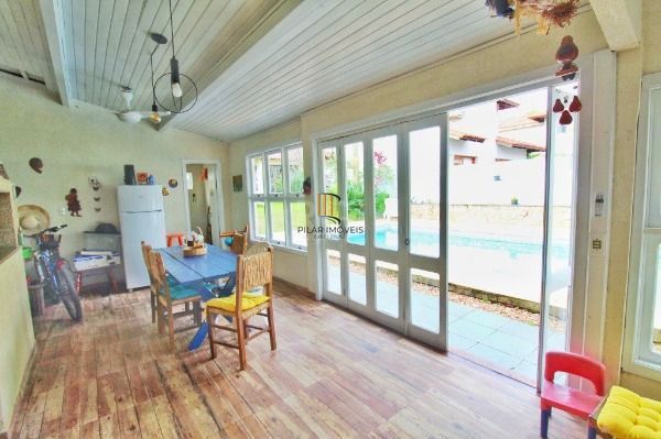 Casa em Porto Alegre, no bairro Jardim Isabel, com 4 dormitório(s), e 4 banheiros, à venda.
