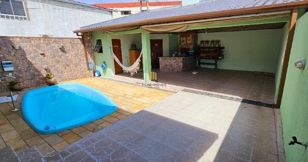Casa em Porto Alegre, no bairro Vila Nova, com 3 dormitório(s), e 3 banheiros, à venda.