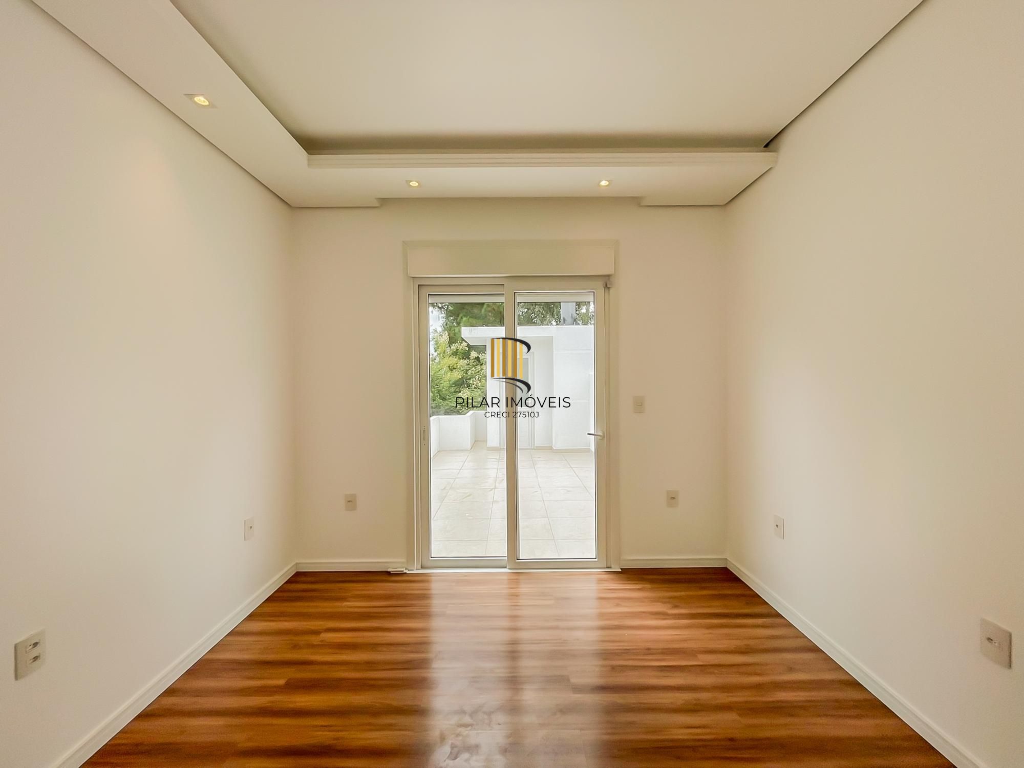 Casa ampla com piscina e suíte diferenciada em condomínio no Lagos de Ipanema zona Sul de Porto Alegre !