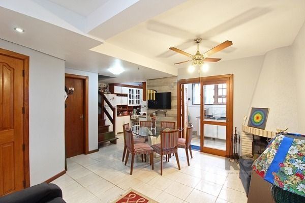 Casa em Porto Alegre, no bairro Guarujá, com 3 dormitório(s), e 3 banheiros, à venda.