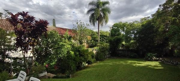 Casa em Porto Alegre, no bairro Jardim Isabel, com 5 dormitório(s), e 5 banheiros, à venda.
