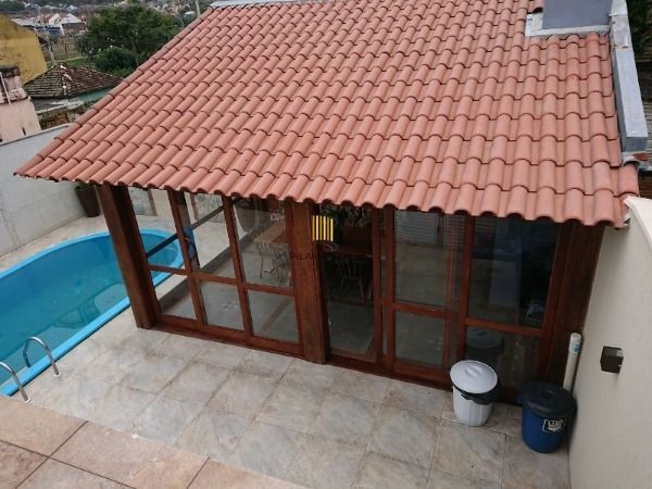 Casa em Porto Alegre, no bairro Espirito Santo, com 4 dormitório(s), e 4 banheiros, à venda.
