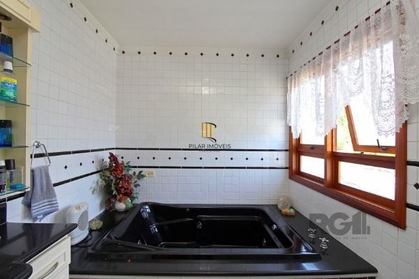 Casa em Porto Alegre, no bairro Ipanema, com 3 dormitório(s), e 3 banheiros, à venda.